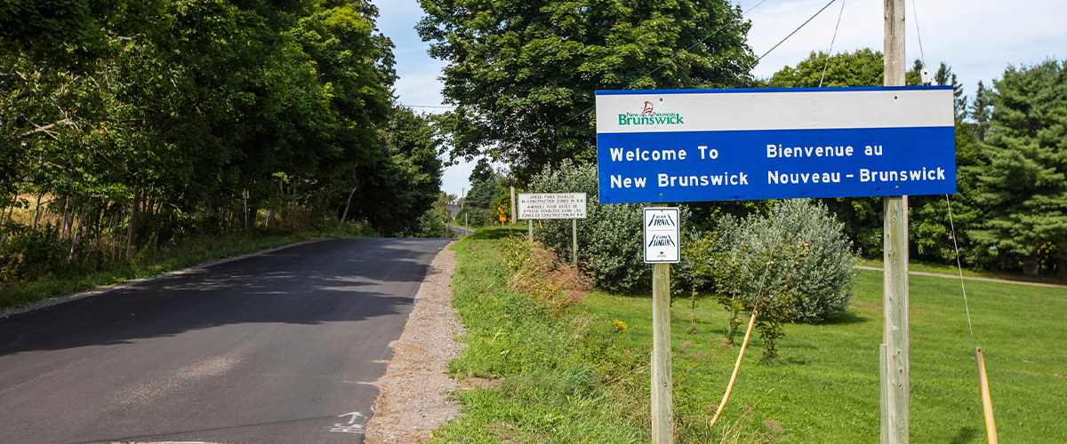 Panneau de bienvenue à la frontière entre le Nouveau-Brunswick et la Nouvelle-Écosse, le long de l’autoroute 970.